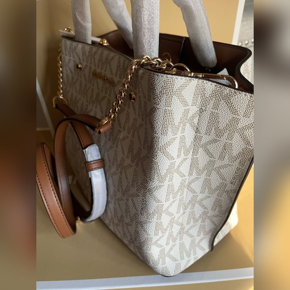 Authentic Michael Kors Arielle Medium Logo Satchel in Vanilla - Picture 9 of 10